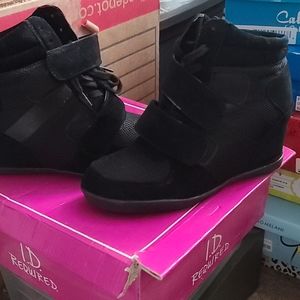 Black wedges